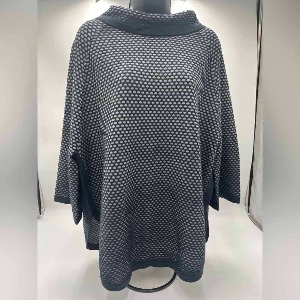 Women’s Aventura poncho style knit shirt size‎ small/medium. 3/4 length sleeves